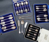 A set of six George V silver coffee spoons and sugar nips, Sheffield, 1912 cased,