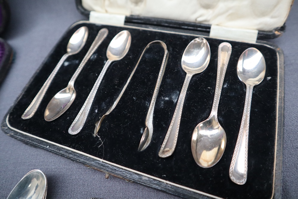 A cased set of six Victorian bright cut silver tea spoons and sugar nips set, Sheffield, 1896, - Image 3 of 6