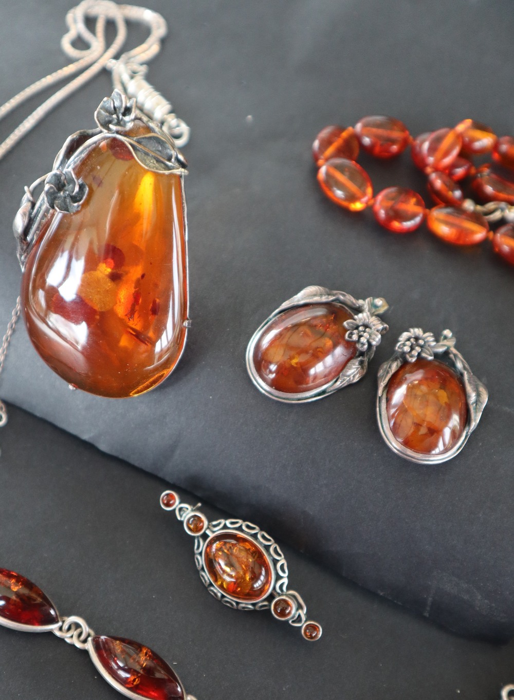 An amber necklace together with an amber pendant, a pair of amber earrings, - Image 2 of 6