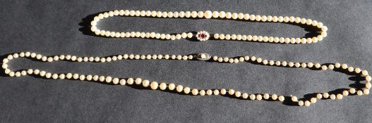 A pearl necklace set with graduated pearls to a 9ct gold garnet and pearl clasp,