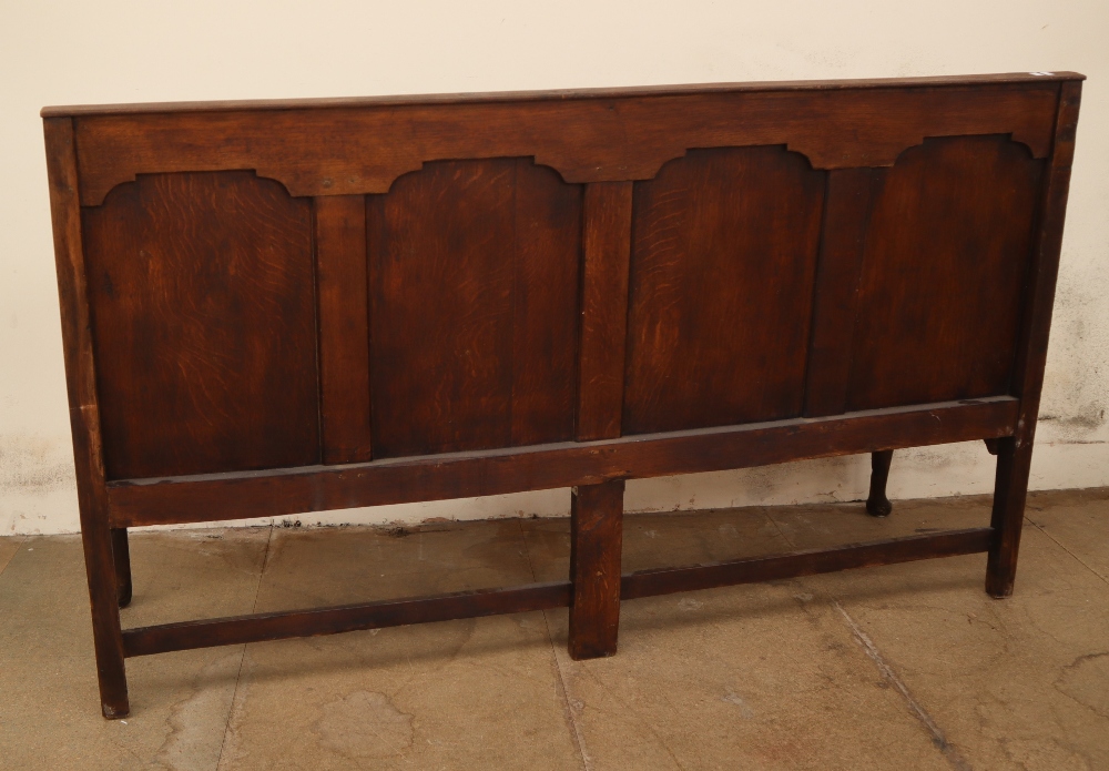 An 18th century oak settle with a four panel back and solid seat on cabriole legs and pointed pad - Image 6 of 6