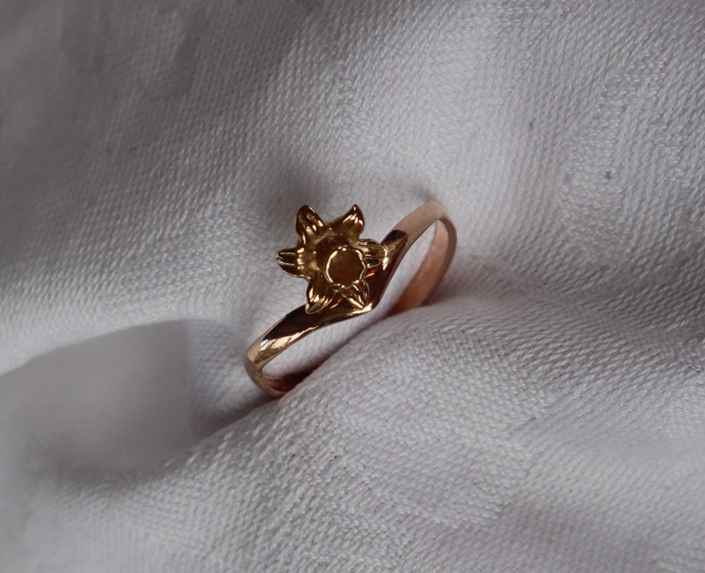 A Clogau 9ct yellow gold daffodil ring, size R 1/2, - Image 3 of 5