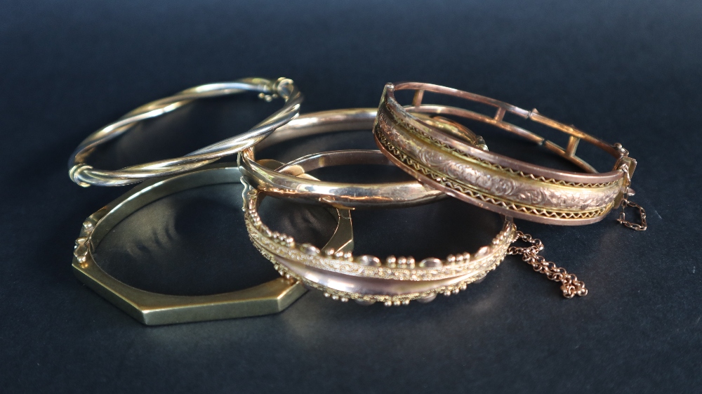 A 9ct gold hinged bangle with bead and scrolling leaf decoration together with four other hinged - Image 2 of 3