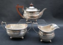 A George V silver matched three piece teaset, with a gadrooned edge and ball feet, London, 1919,