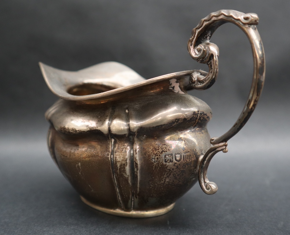 An Edward VII silver cream jug of oval form, London, - Image 5 of 5