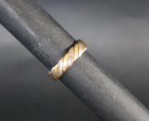 An 18ct two tone gold wedding band, size N, approximately 6.