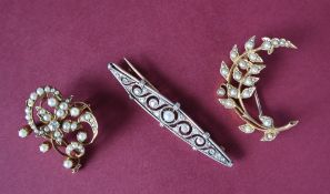 An Edwardian diamond and pearl set bar brooch of pointed oval form,