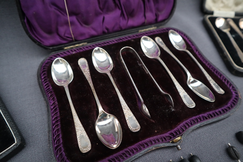 A cased set of six Victorian bright cut silver tea spoons and sugar nips set, Sheffield, 1896, - Image 4 of 6