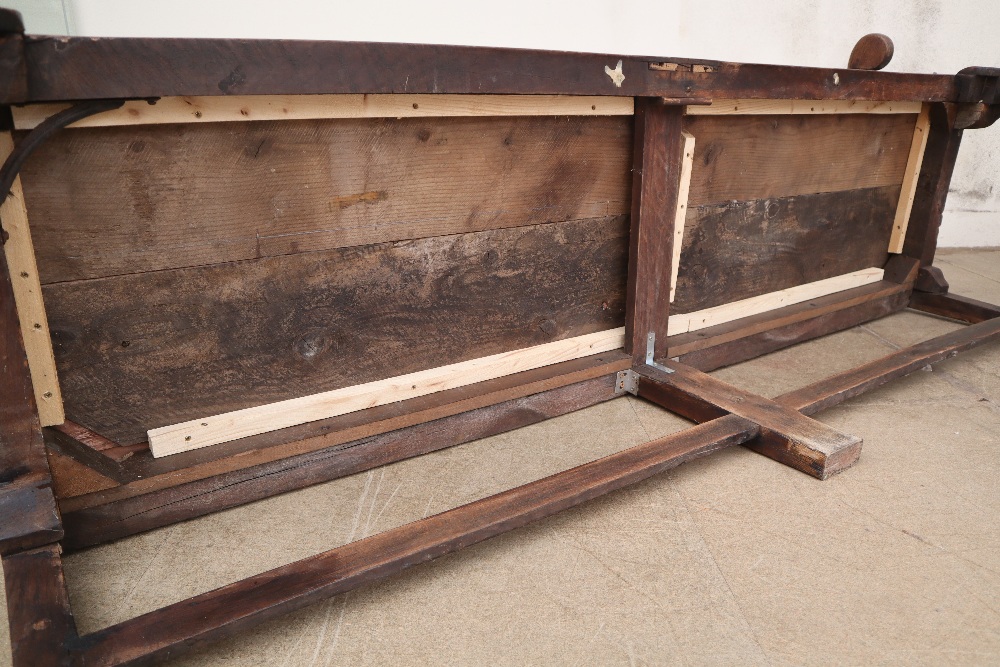 An 18th century oak settle with a four panel back and solid seat on cabriole legs and pointed pad - Image 4 of 6