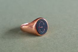 An 18ct yellow gold signet ring, bloodstone set initialled "E", size 0 1/2, approximately 5.