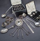 A Victorian kings pattern ladle, London, 1846, Benoni Stephens together with silver napkin rings,