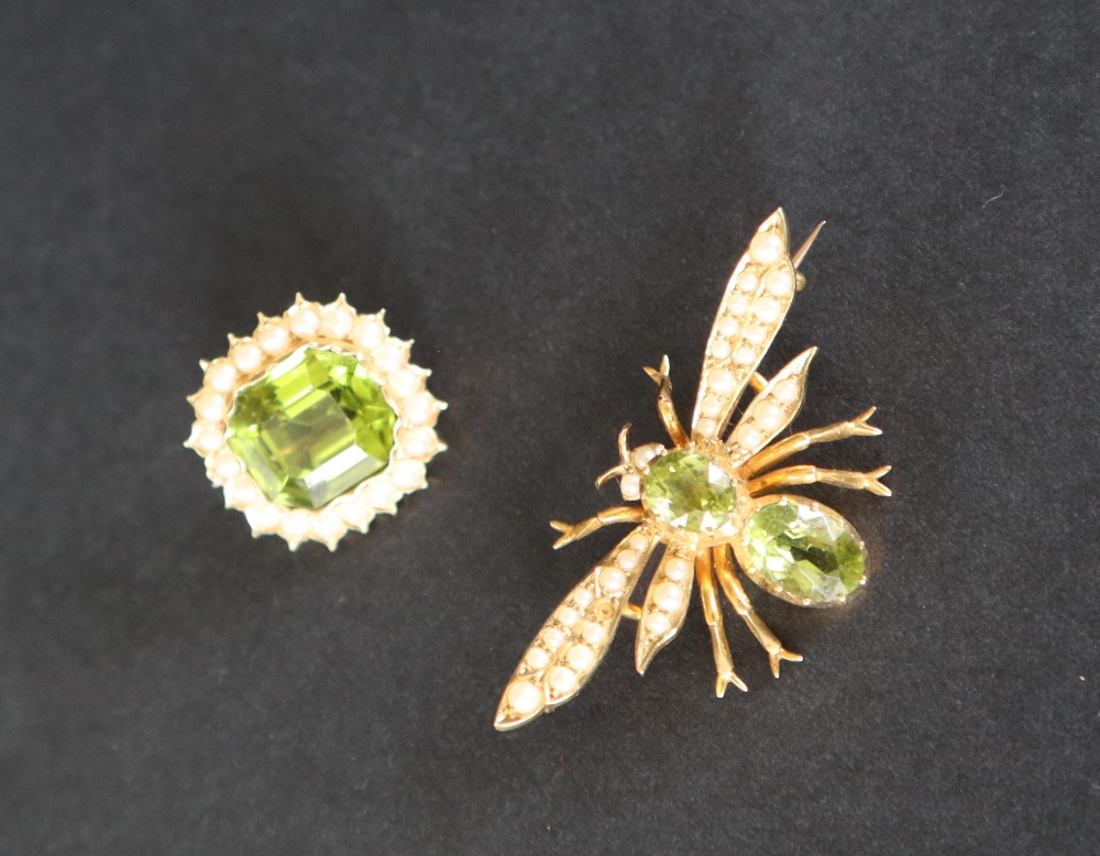 A 15ct gold peridot and seed pearl brooch in the form of an insect, approximately 4. - Image 2 of 7