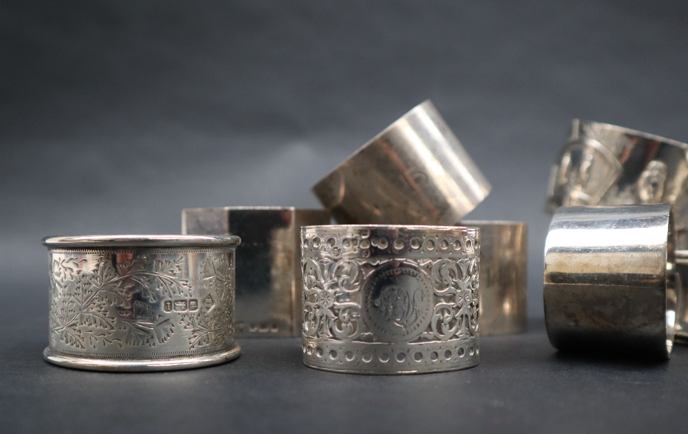 A pair of late Victorian silver napkin rings, decorated with birds and flowers, Birmingham, 1894, - Image 2 of 5