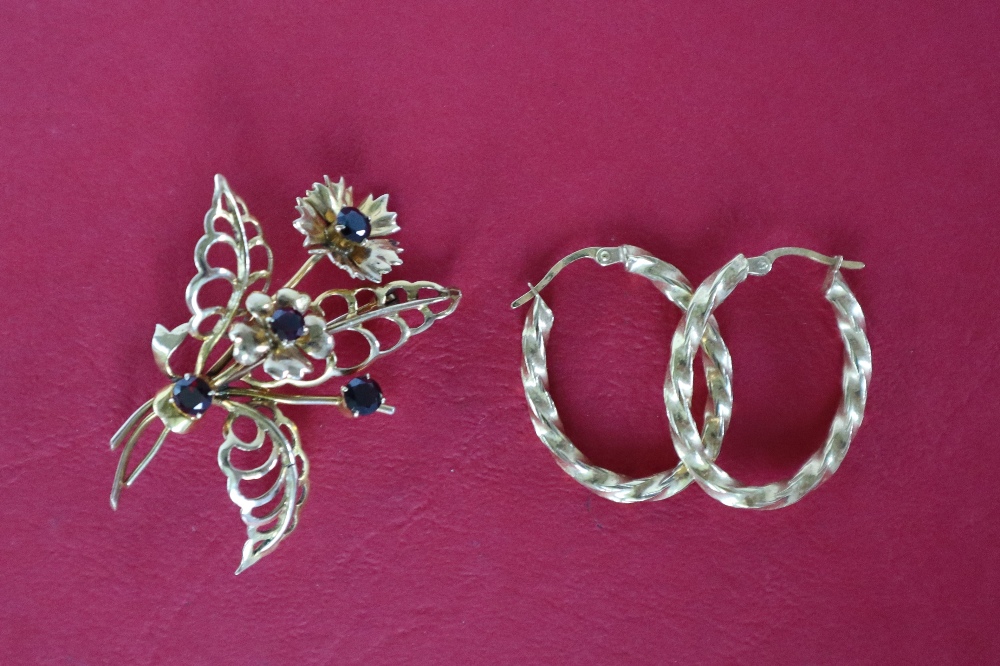 A 9ct yellow gold brooch of floral form set with garnets together with a pair of 9ct gold hoop - Image 2 of 4