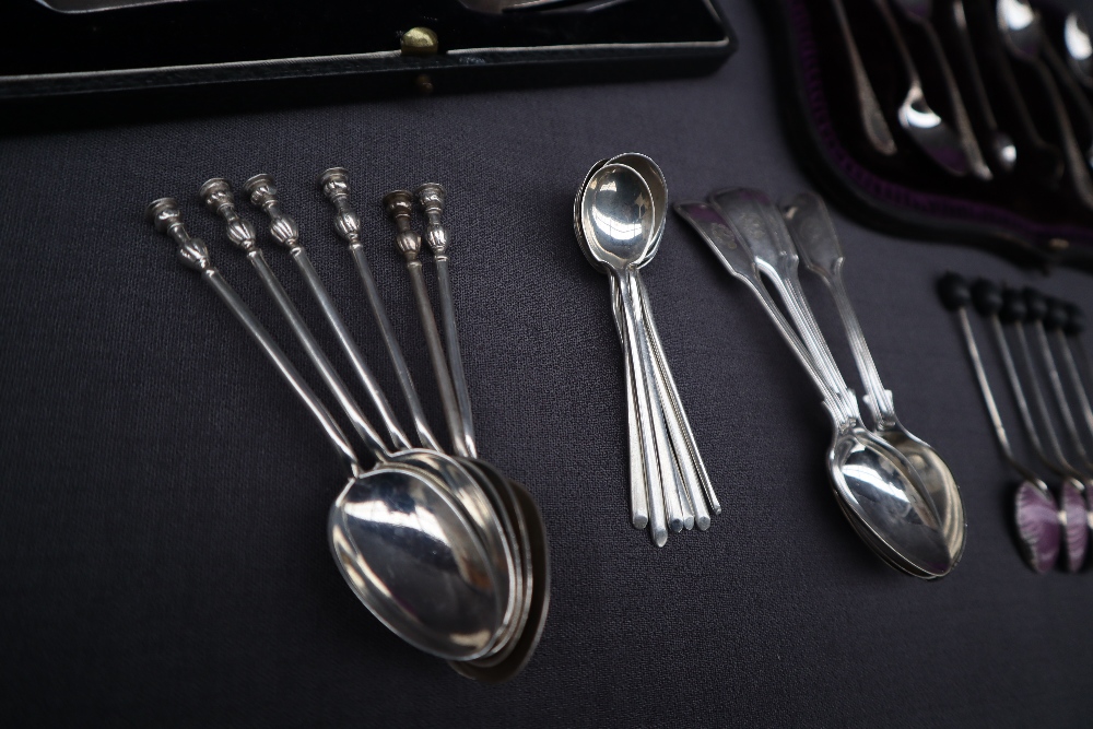 A cased set of six Victorian bright cut silver tea spoons and sugar nips set, Sheffield, 1896, - Image 6 of 6