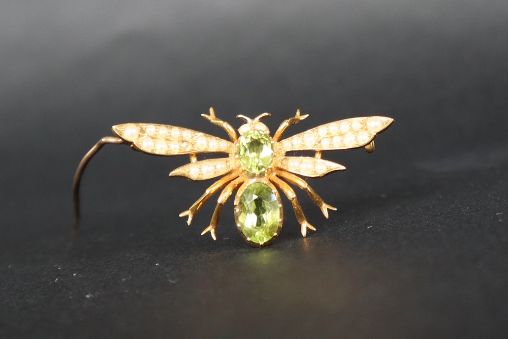 A 15ct gold peridot and seed pearl brooch in the form of an insect, approximately 4. - Image 3 of 7