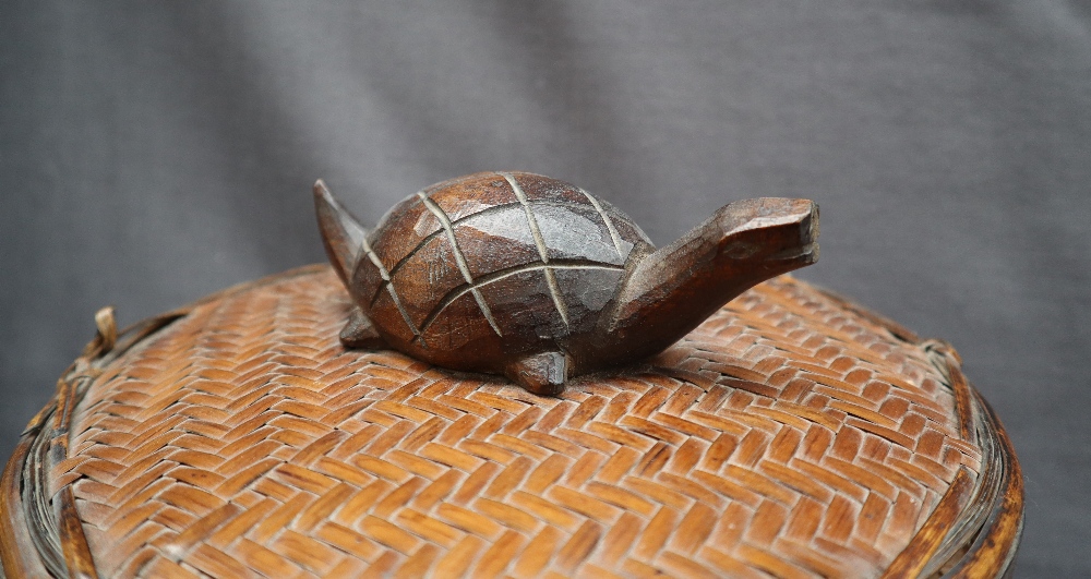 A Chinese rice pot and cover with turtle handle of basket weave form together with a wicker sieve - Image 2 of 7