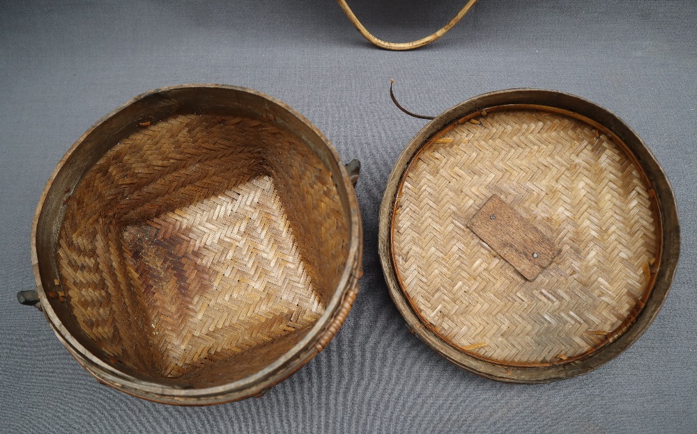 A Chinese rice pot and cover with turtle handle of basket weave form together with a wicker sieve - Image 3 of 7