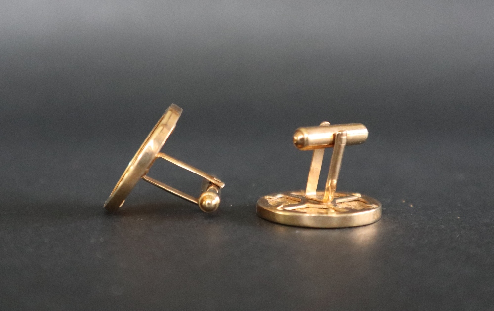 A pair of George V gold sovereigns dated 1913, mounted in 9ct gold slip mounts at cufflinks, - Image 2 of 3