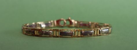 A 9ct gold two tone bracelet with shaped rectangular links, 19.