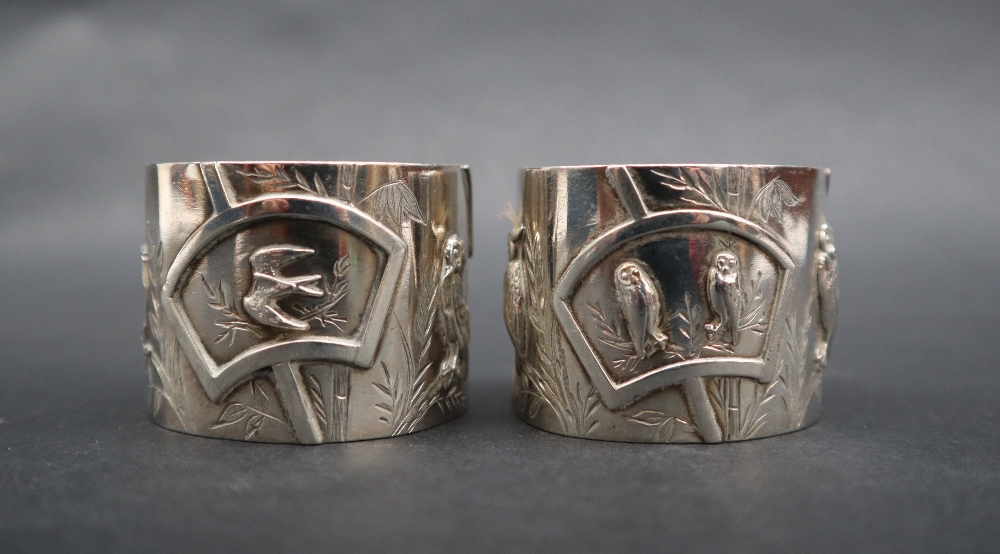 A pair of late Victorian silver napkin rings, decorated with birds and flowers, Birmingham, 1894, - Image 4 of 5