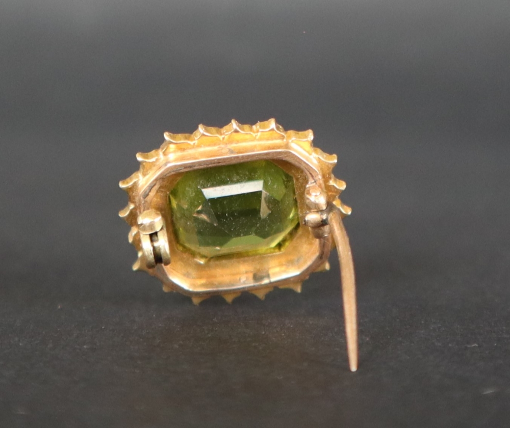 A 15ct gold peridot and seed pearl brooch in the form of an insect, approximately 4. - Image 6 of 7