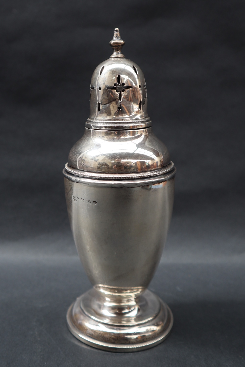 A George V silver sugar caster with a vase finial and domed cover with a tapering beaded body on a - Image 2 of 3