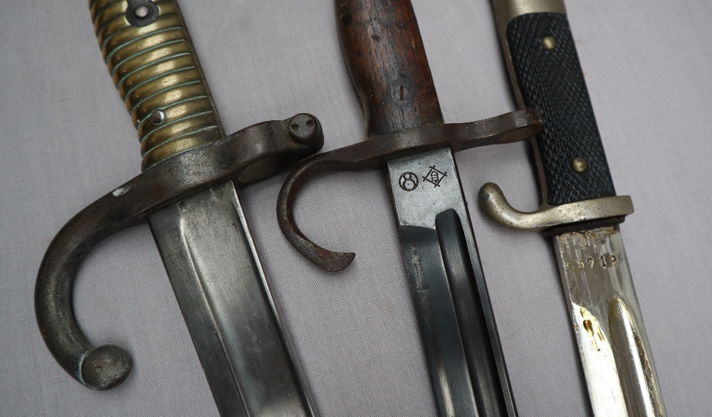 A French 1864 sabre bayonet and scabbard together with a Japanese Arisaka 1897 pattern bayonet and - Image 3 of 12