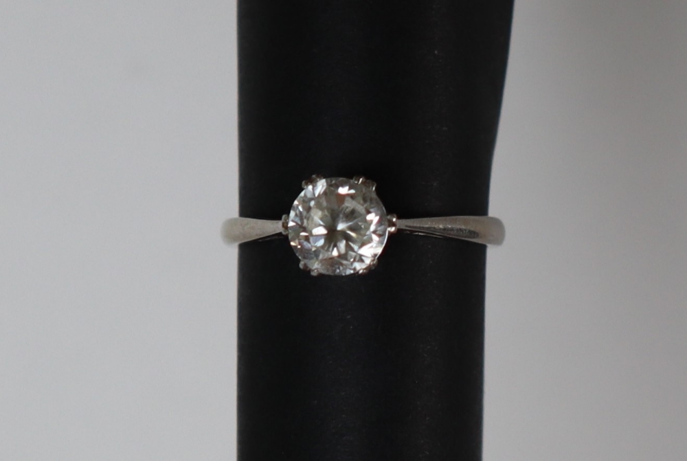 A paste set ring in the form of a solitaire to a 9ct gold and platinum setting and shank, size L, - Bild 3 aus 7