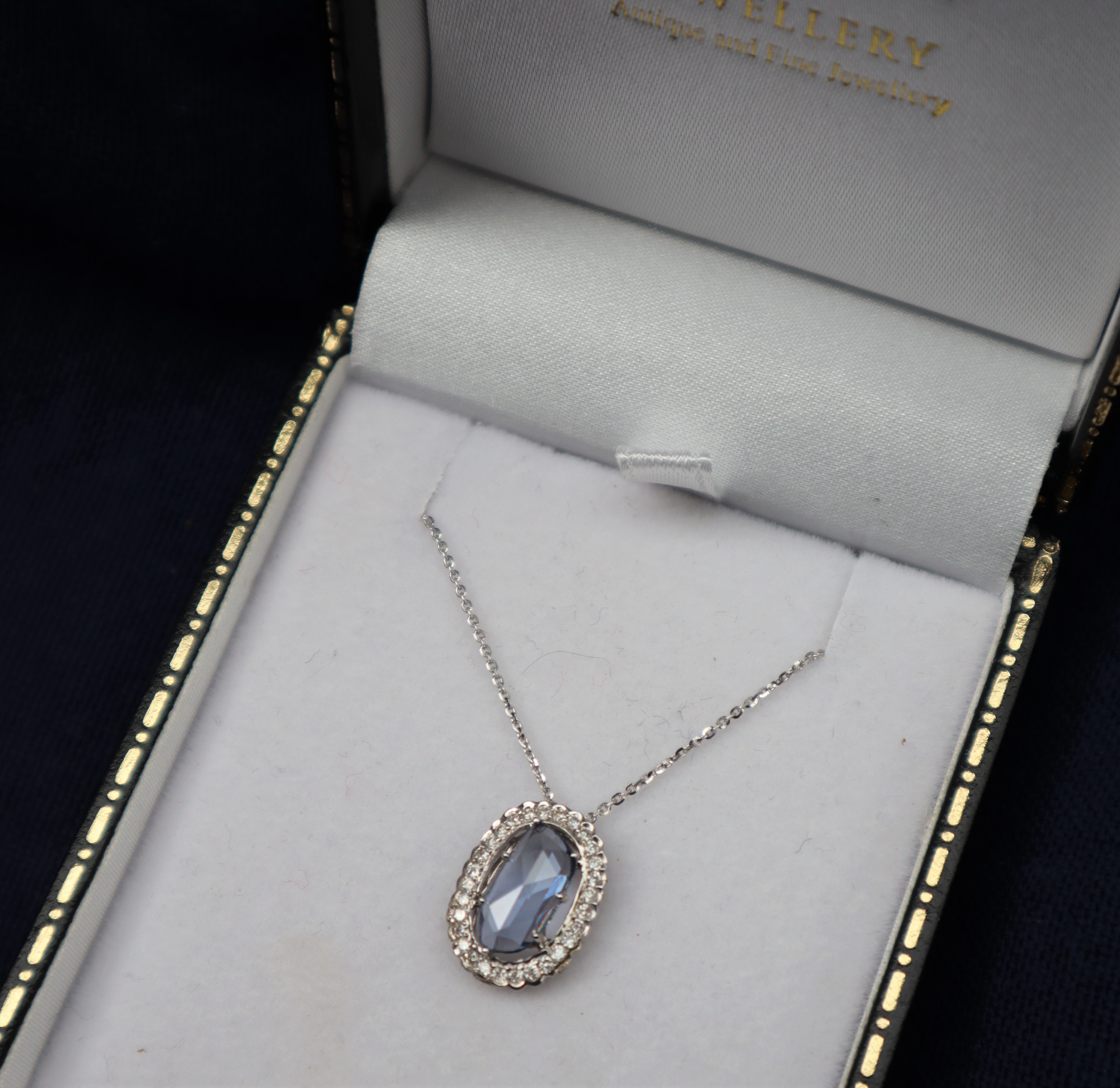 An aquamarine and diamond pendant, - Bild 2 aus 6