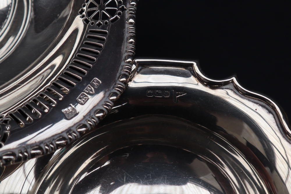 An Edwardian silver swing handled pierced basket, Birmingham, - Image 4 of 5