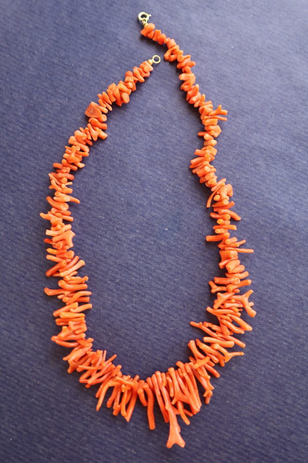 A coral necklace, comprising irregular shaped strands, - Image 8 of 8