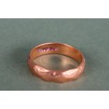 A 22ct gold wedding band, size O,