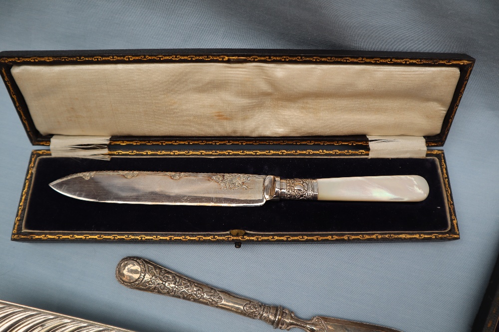 A George V silver fork and spoon set, Sheffield, 1921, - Image 3 of 6