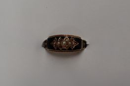 A Victorian 15ct gold mourning ring set with half pearls and black enamel and Memory, size M,