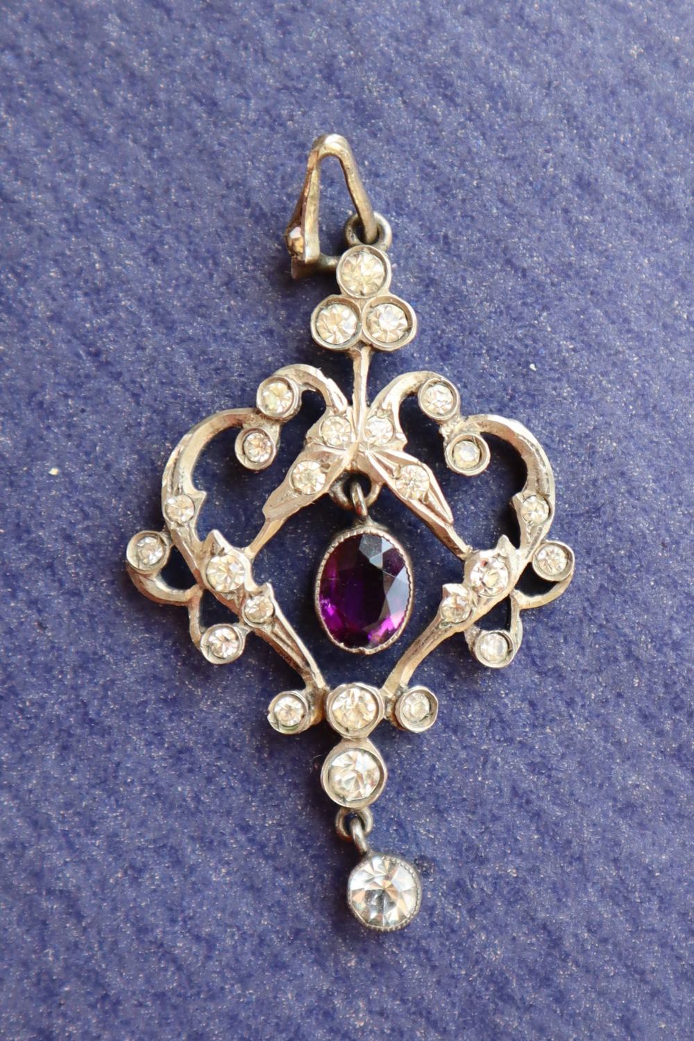 A coral necklace, comprising irregular shaped strands, - Image 6 of 8