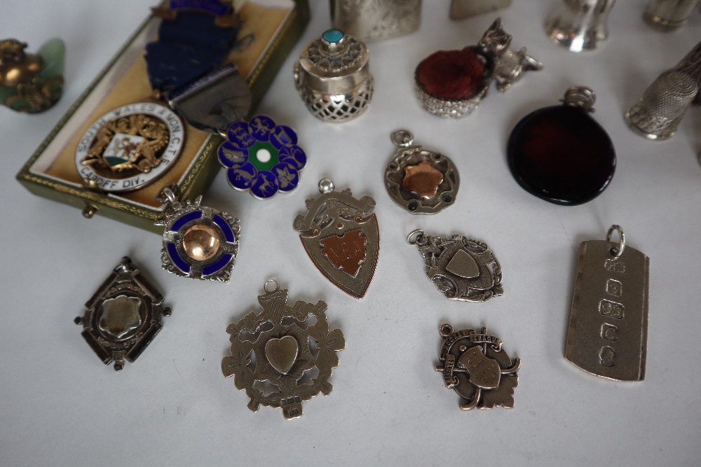 Silver vesta cases together with silver thimbles, a silver ingot pendant, - Image 3 of 3