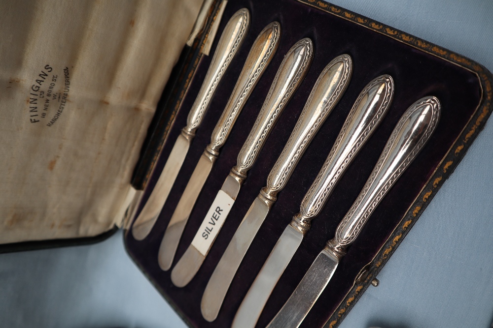 A George V silver fork and spoon set, Sheffield, 1921, - Image 2 of 6