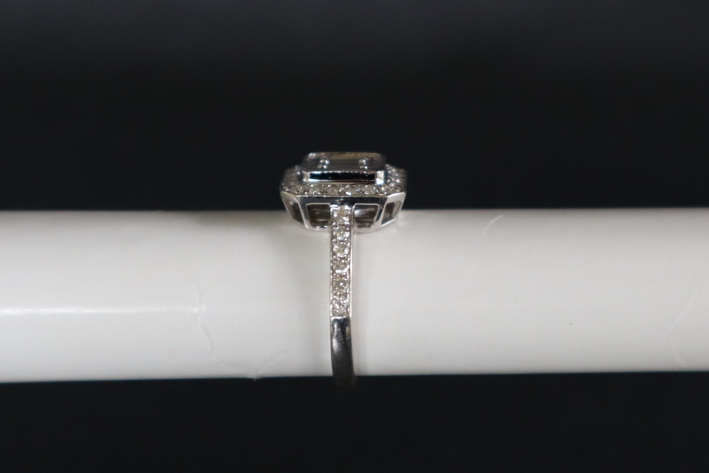 An 18ct white gold diamond cluster ring set with baguette and round brilliant cut diamonds to the - Image 3 of 7