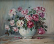 Martinil Still life stuff of a vase of roses Oil on canvas Signed 39 x 49.