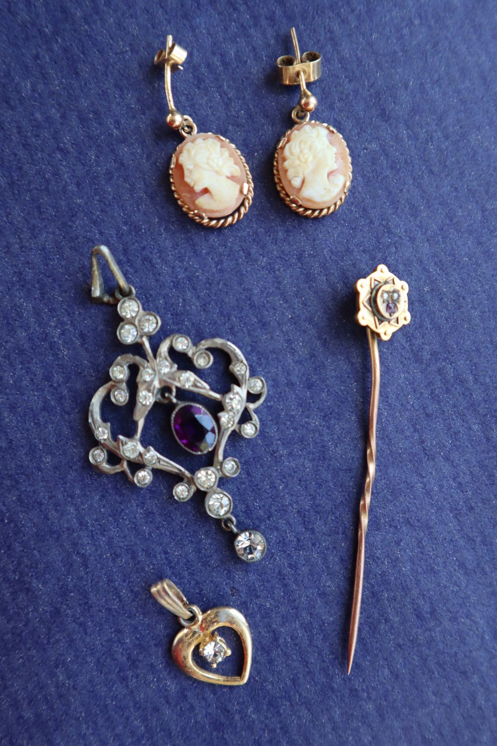 A coral necklace, comprising irregular shaped strands, - Image 3 of 8