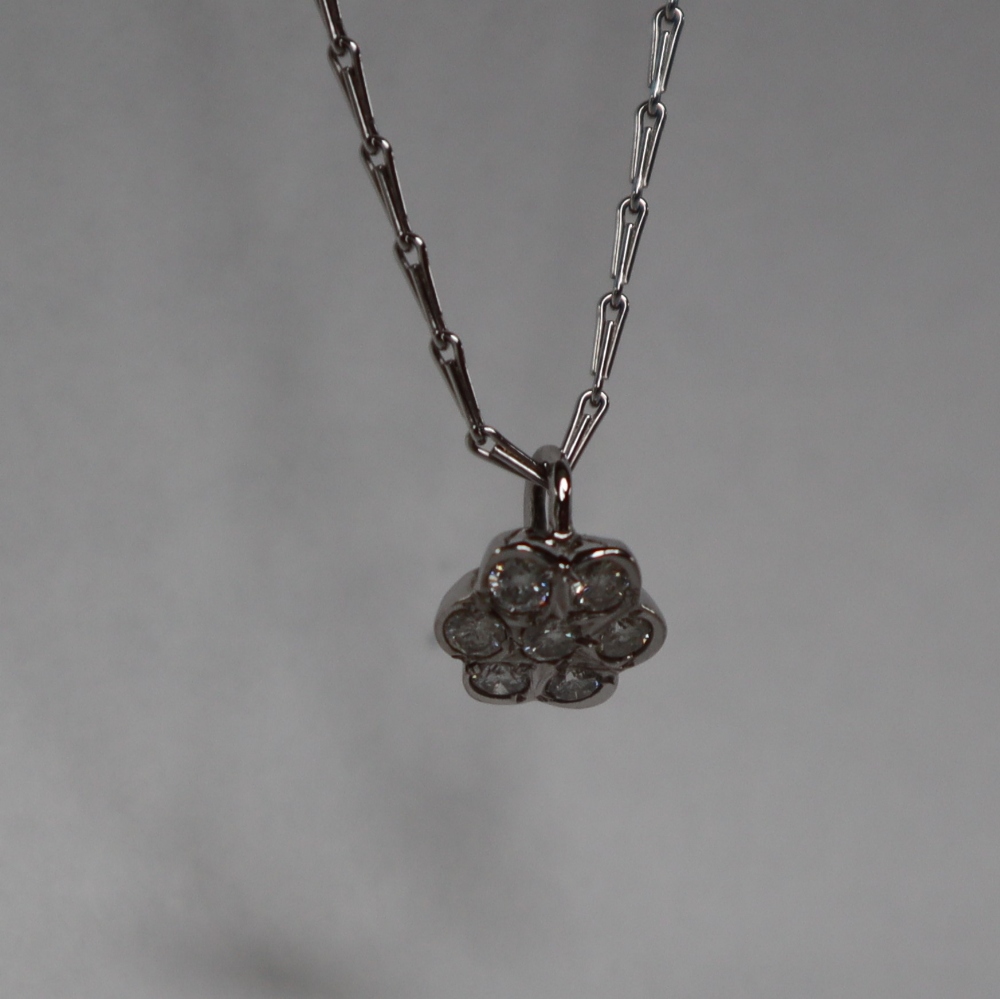 An 18ct white gold diamond set pendant of floral form set with seven round brilliant cut diamonds - Image 4 of 7