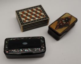 A 19th century horn snuff box of rectangular form with an inlaid tortoiseshell panel, 5.