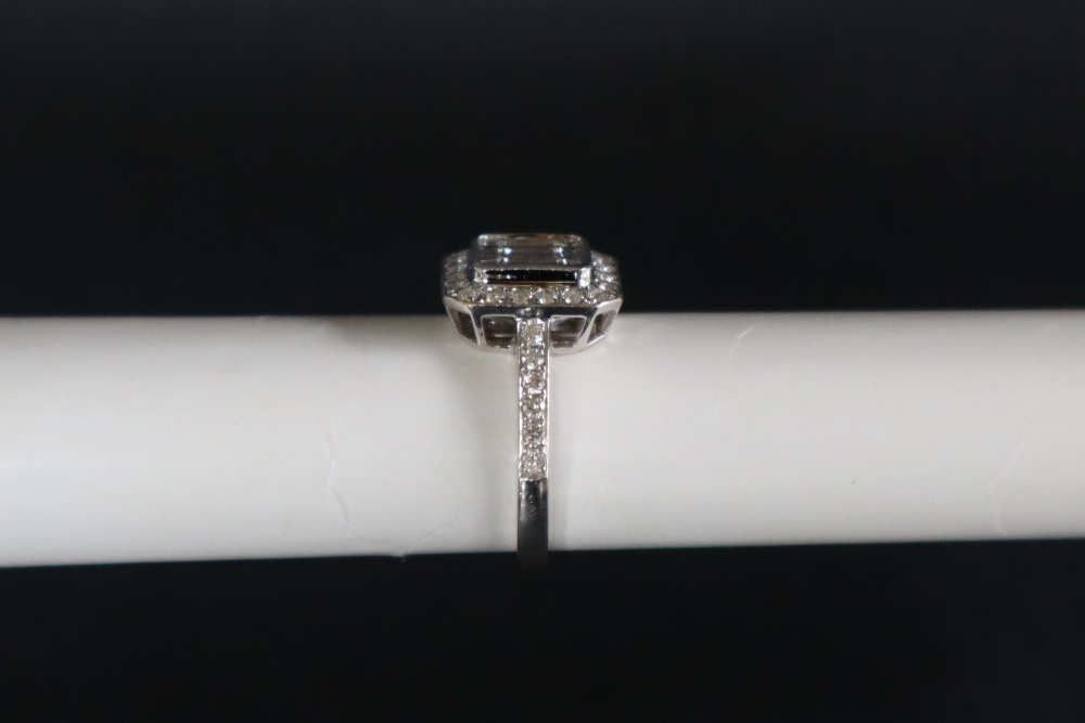 An 18ct white gold diamond cluster ring set with baguette and round brilliant cut diamonds to the - Image 4 of 7