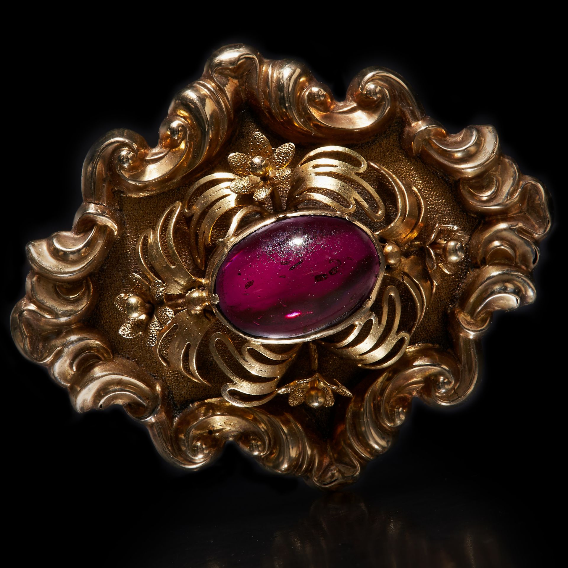 AN ANTIQUE GARNET BROOCH