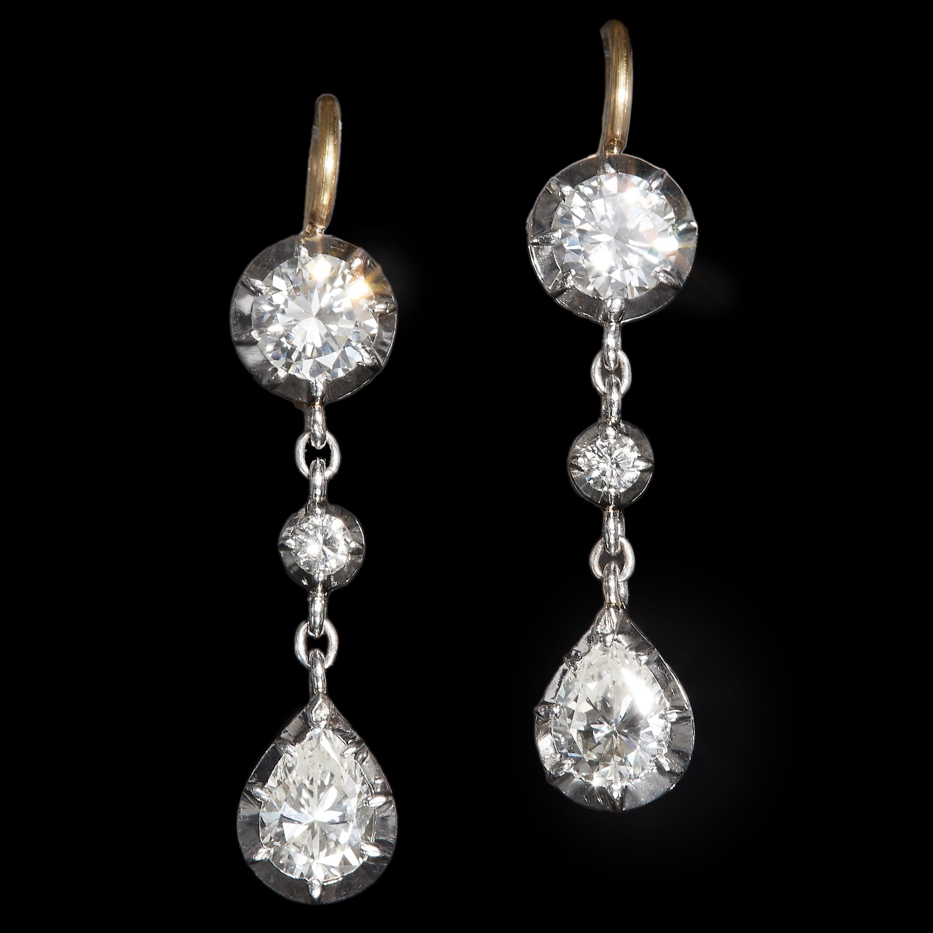 PAIR OF DIAMOND DROP EARRINGS