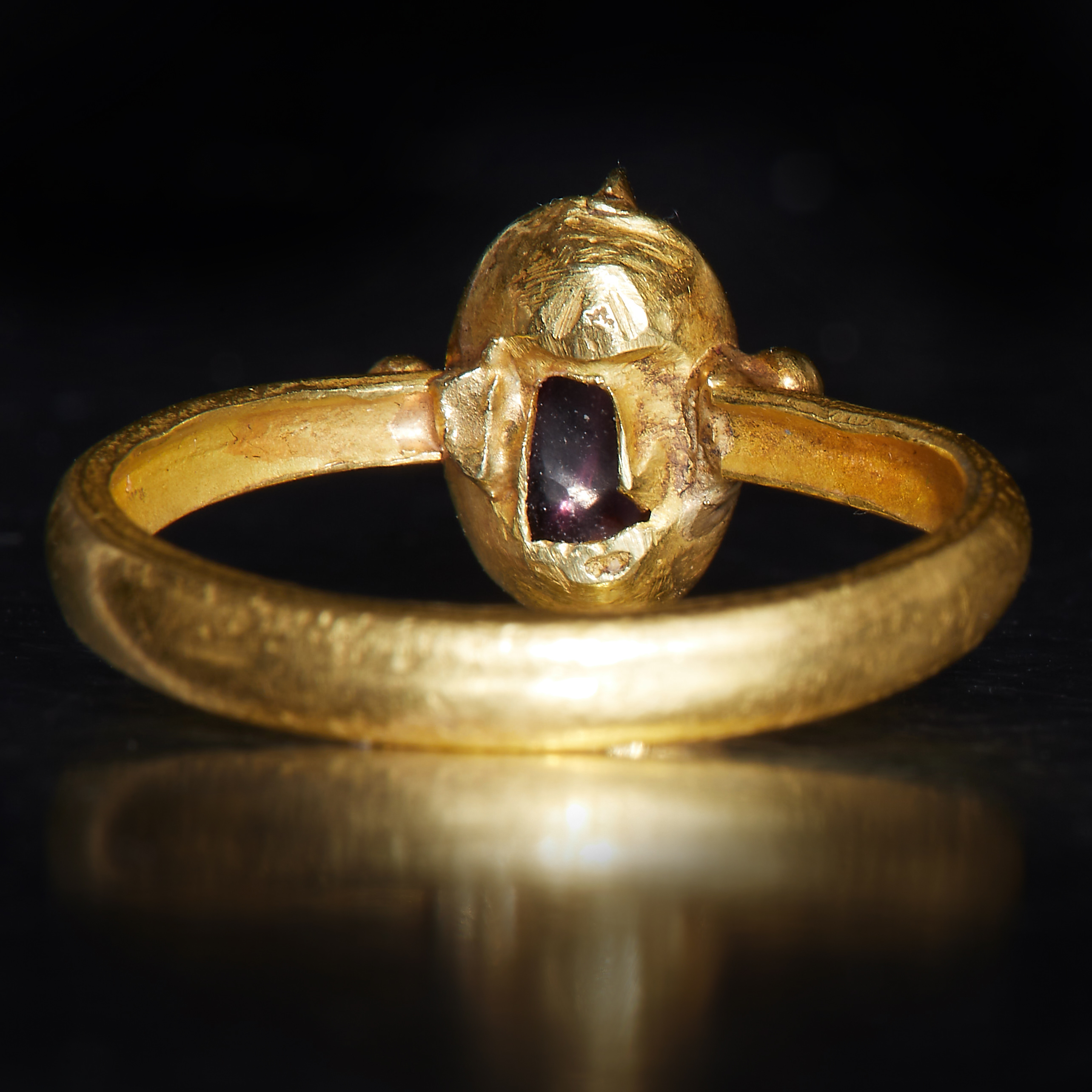 MAGNIFICENT MEDIEVAL GOLD GARNET SINGLE STONE RING - Image 2 of 2
