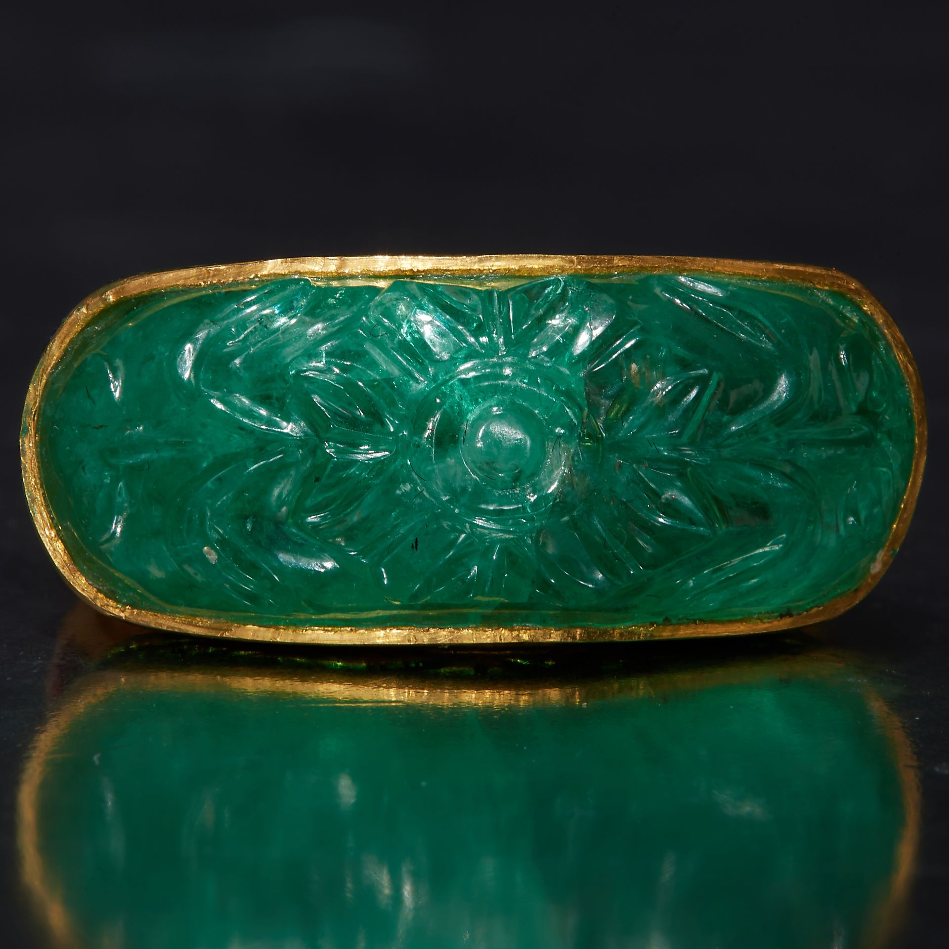 FINE CARVED EMERALD AND ENAMEL GOLD RING - Bild 3 aus 3