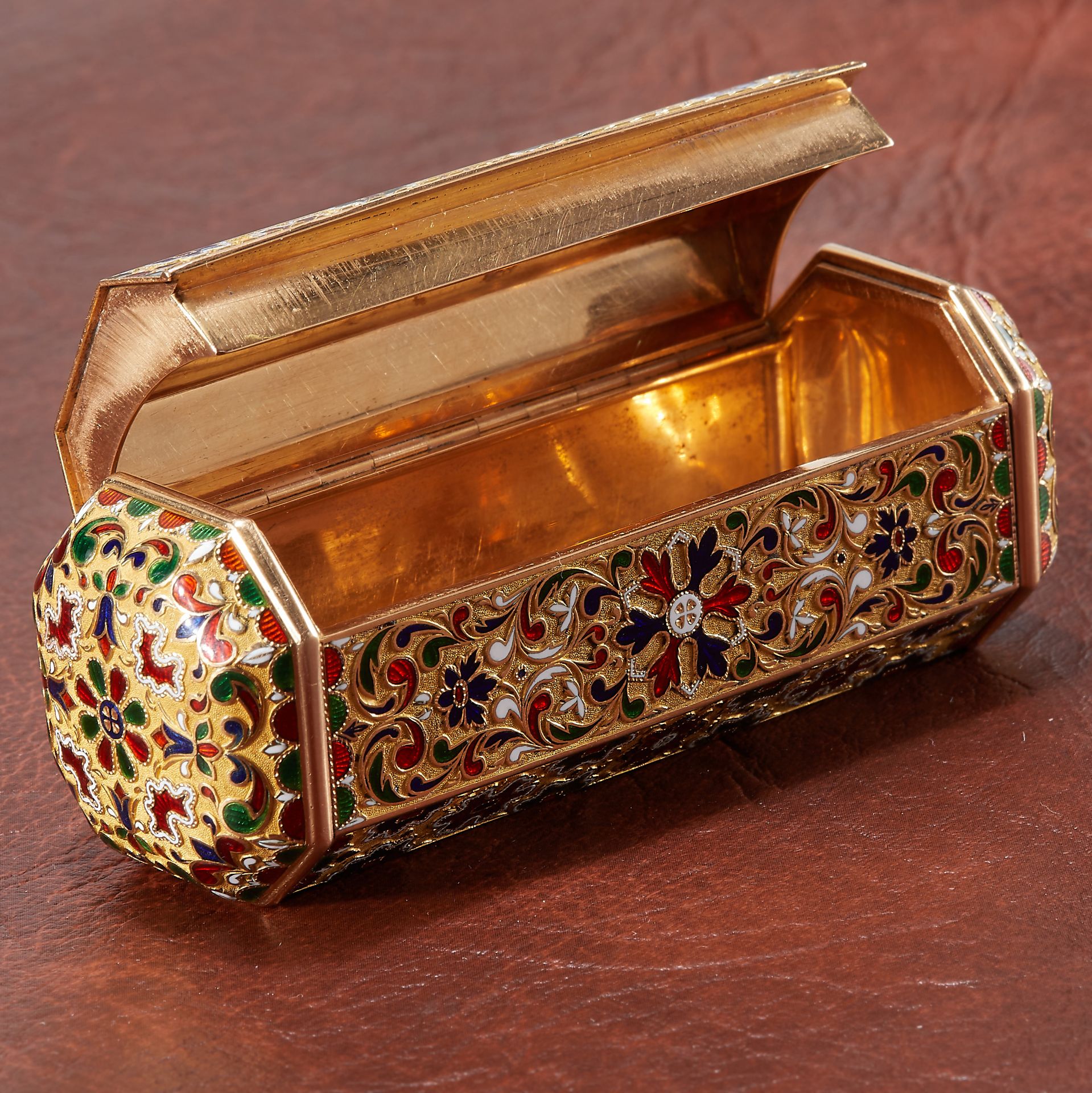 J.F BAUTTE & CIE, GENEVA. 1826-1837, A RARE AND FINE GOLD AND ENAMEL ELONGATED OCTAGONAL SNUFFBOX - Image 2 of 4