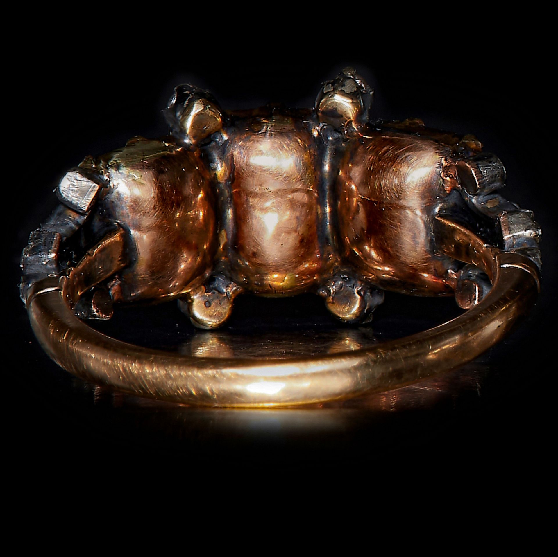 ANTIQUE GEORGIAN EMERALD AND DIAMOND 3-STONE RING - Image 2 of 2